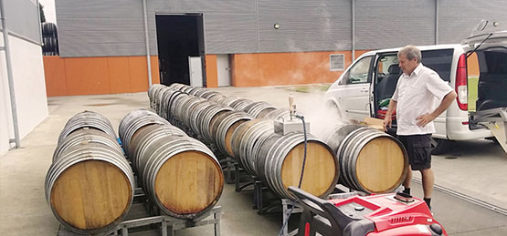 Steam cleaning wine barrels 2